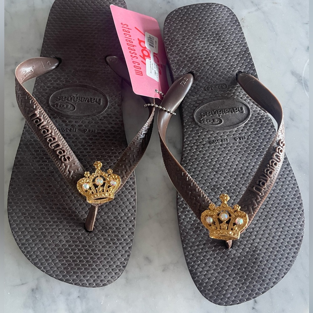 NWT Havaianas in dark brown with golden crown embellishments 👑 👑